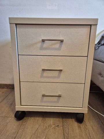 שידה עם גלגלים