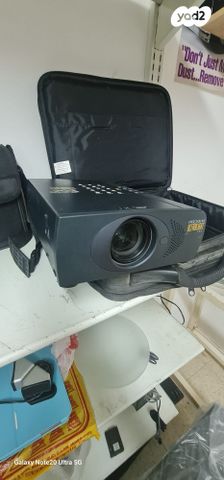 מקרן (Projector)