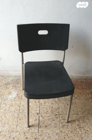 כיסא בודד