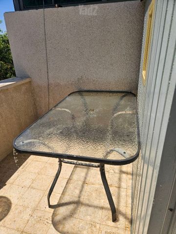שולחן זכוכית