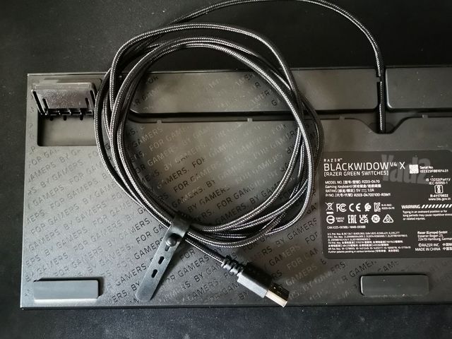 מקדלת רייזר black widow v4 x
