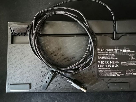 מקדלת רייזר black widow v4 x