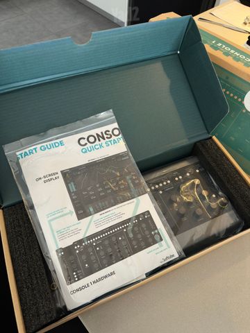 Softube Console 1 MK2 באריזה