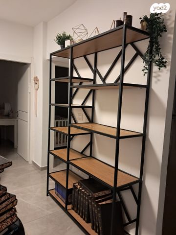 כונניות ומדפים מעץ מיוחד