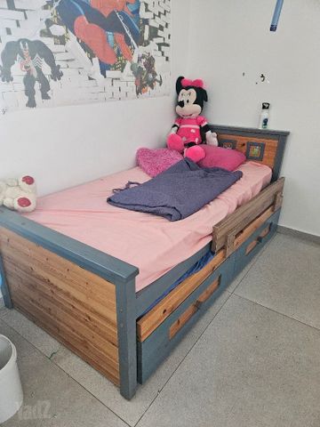 מיטה מעץ מלא