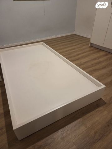 בסיס מיטה מעץ מלא