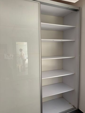 ארון חדש לגמרי