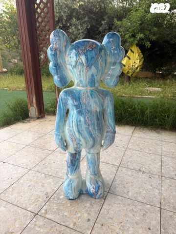 בובת kaws