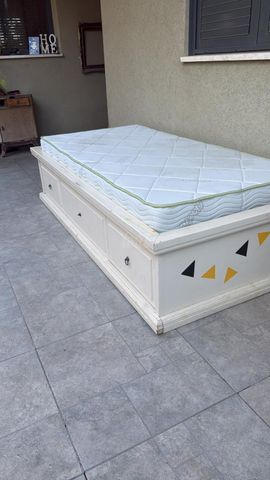 מיטת עץ מלא