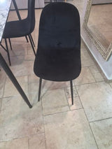 שולחן וכיסאות