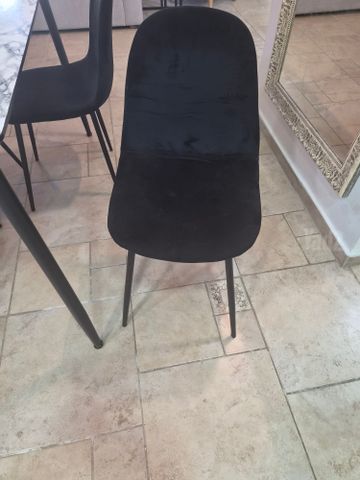 שולחן וכיסאות
