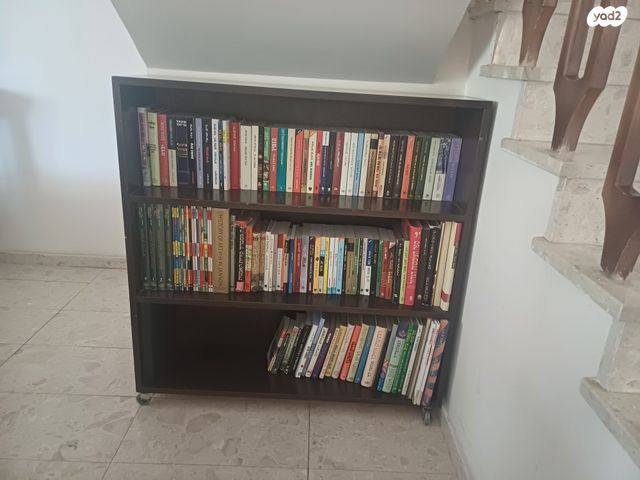 שידה מעץ מיפל על גלגלים