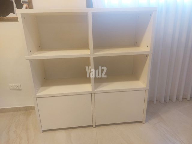 שידה עם 2 מגירות .
