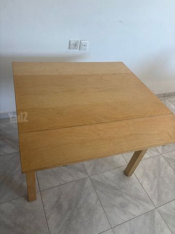 שולחן מעץ