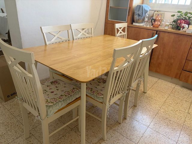 שולחן עם 6 כסאות