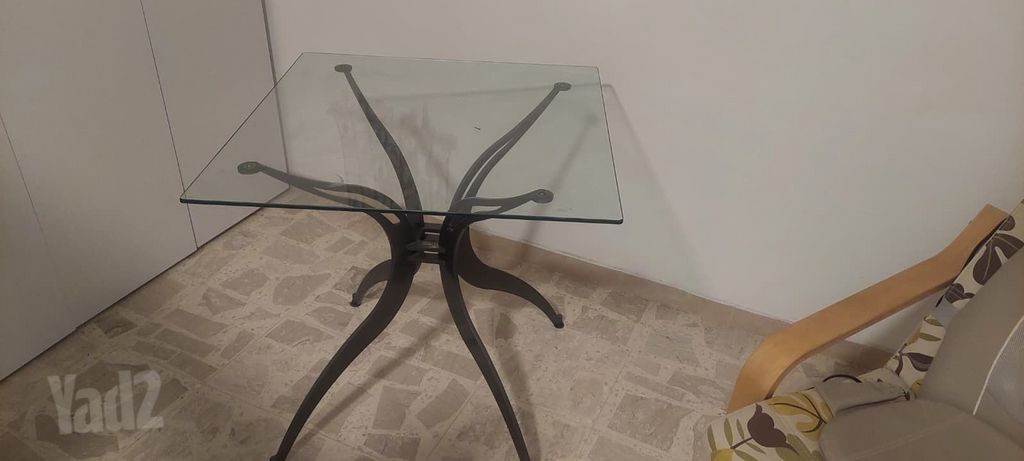 שולחן זכוכית