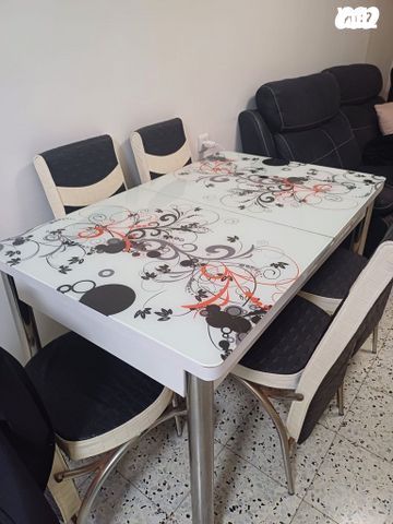 שולחן וכסאות
