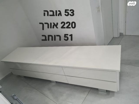 מזנון ושולחן
