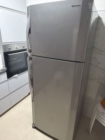 מקרר חברת SHARP
