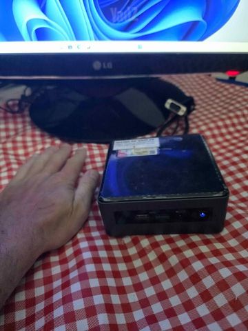 מחשב intel nuc קטן לסלון