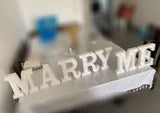 שלט מואר "MARRY ME"