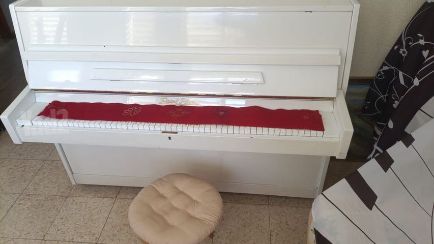 פסנתר לבן