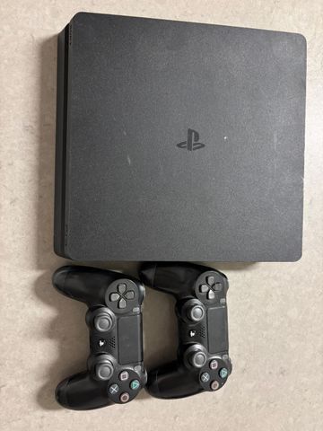 PS4 Slim + 2 שלטים