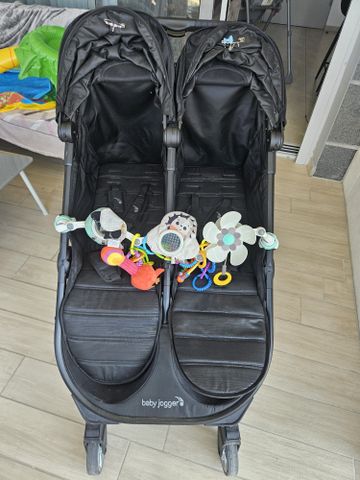 עגלת תאומים