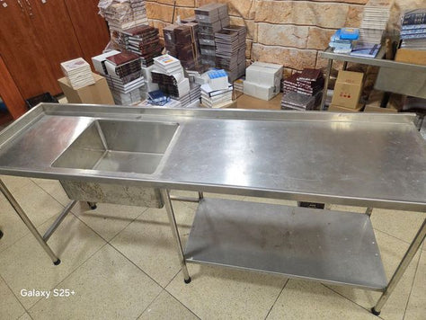 כיור עם משטח