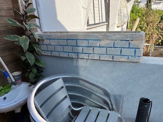 אדנית אבן