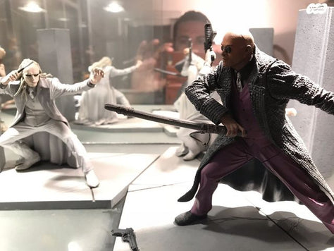 אוסף של action figures ופסלים