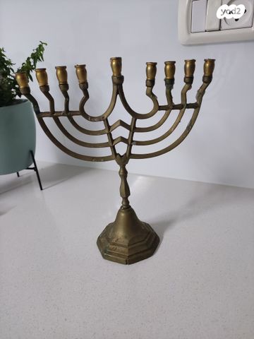 חנוכיה מנחושת