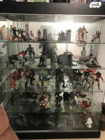 אוסף של action figures ופסלים