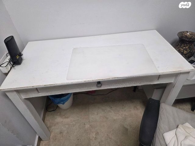 שולחן לבן  ומדפים של housein