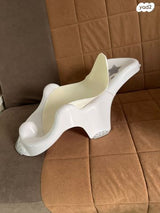 מחזיק תינוק באמבטיה