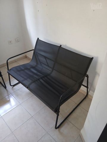 כסאות ושולחן