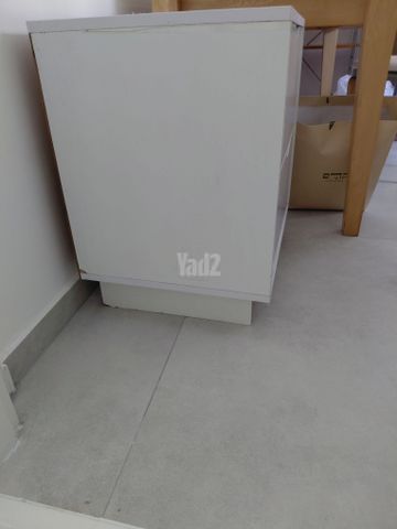 שידה מעץ