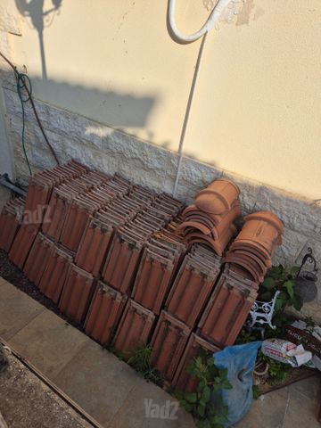 רעפי טרקוטה מגג של מחסן