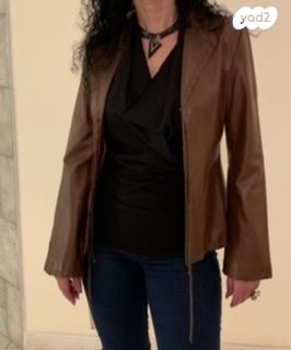 מעיל עור קצר בצבע חום