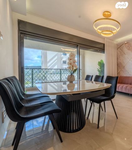 שולחן וכיסאות