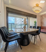 שולחן וכיסאות