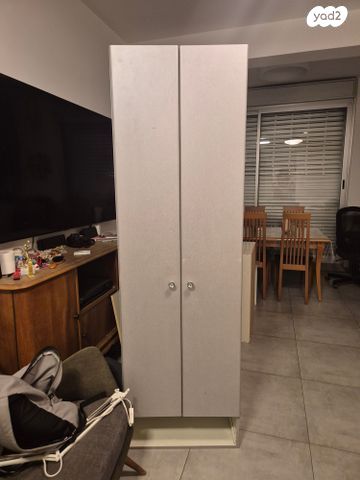 ארון מעץ צלא
