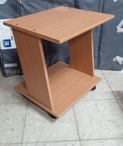 כוננית ניידת על גלגלים