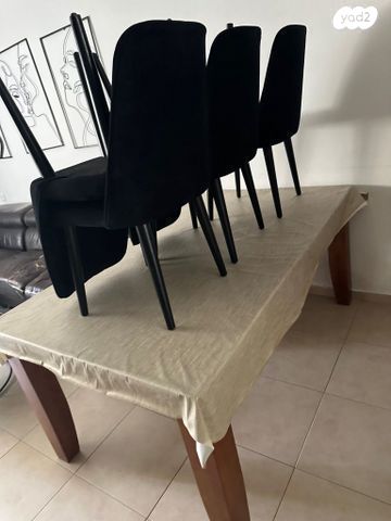 שולחן מעץ מלא וכסאות