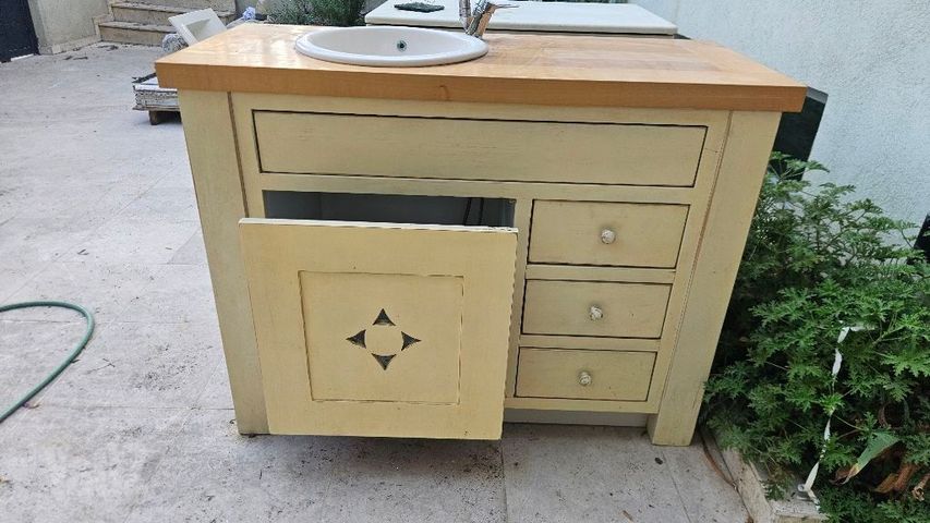 ארונית למקלחת