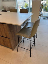 ארבע כיסאות בר