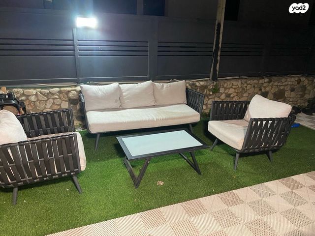 מערכת ישיבה חצר