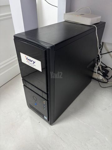 מחשב נייח ומסך