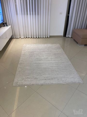 שטיח בצבע קרם