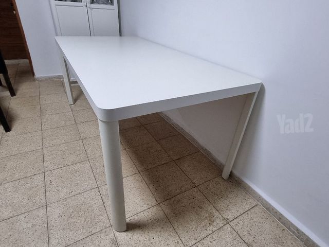שולחן עץ לבן